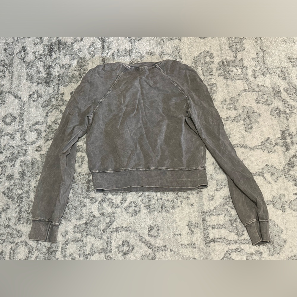T.la ruffle shoulder sweatshirt size woman’s small. - Picture 4 of 4